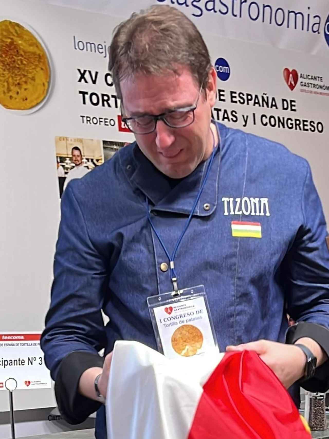 Carlos Olabuenaga, con una bandera de La Rioja, emocionado tras granar el concurso a la mejor tortilla de España.