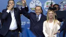 Matteo Salvini, Silvio Berlusconi, y  Giorgia Meloni durante el último mitin de la coalición el pasado jueves en la Piazza del Popolo de Roma.