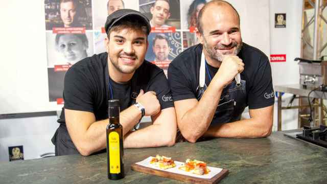 Luis Llobregat, izquierda, es el ganador de la mejor tapa de salazones en Alicante Gastronómica.