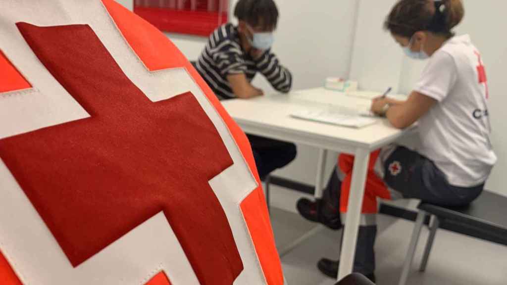 Una persona migrante es atendida por Cruz Roja Alicante el pasado sábado.