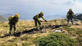 Bomberos forestales, trabajando en el incendio del campo de tiro del Teleno, este verano.