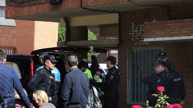 La Policía Nacional tras descubrir el cadáver de la mujer estrangulada en Palencia.