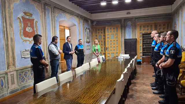 El alcalde de Medina del Campo, Guzmán Gómez, recibe a los nuevos agentes