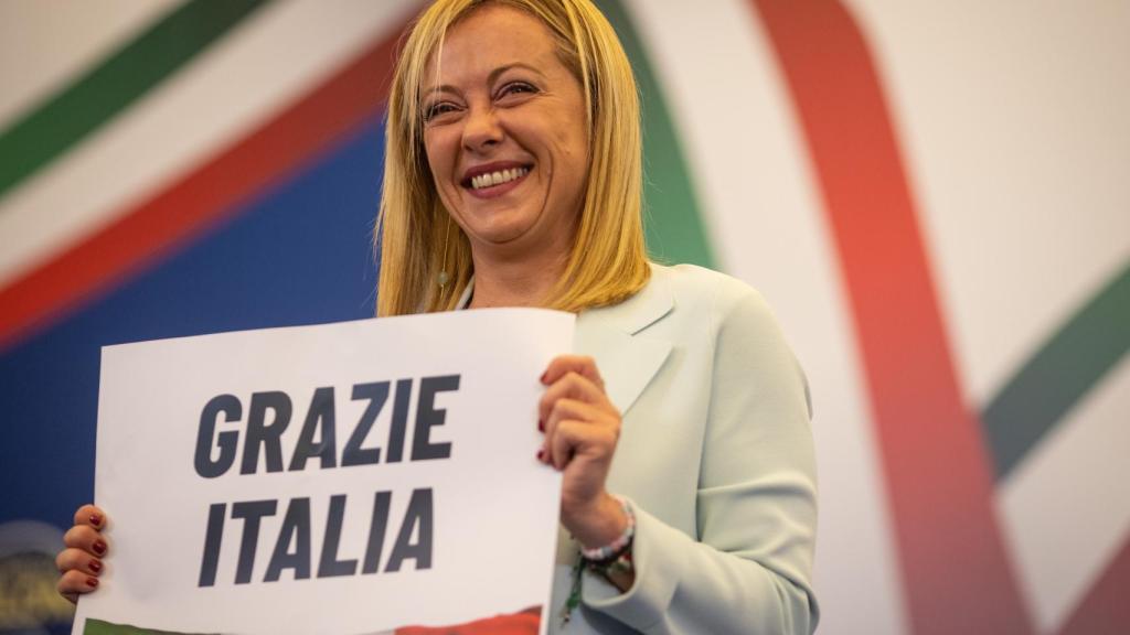 Giorgia Meloni durante un evento de su partido político, Hermanos de Italia.