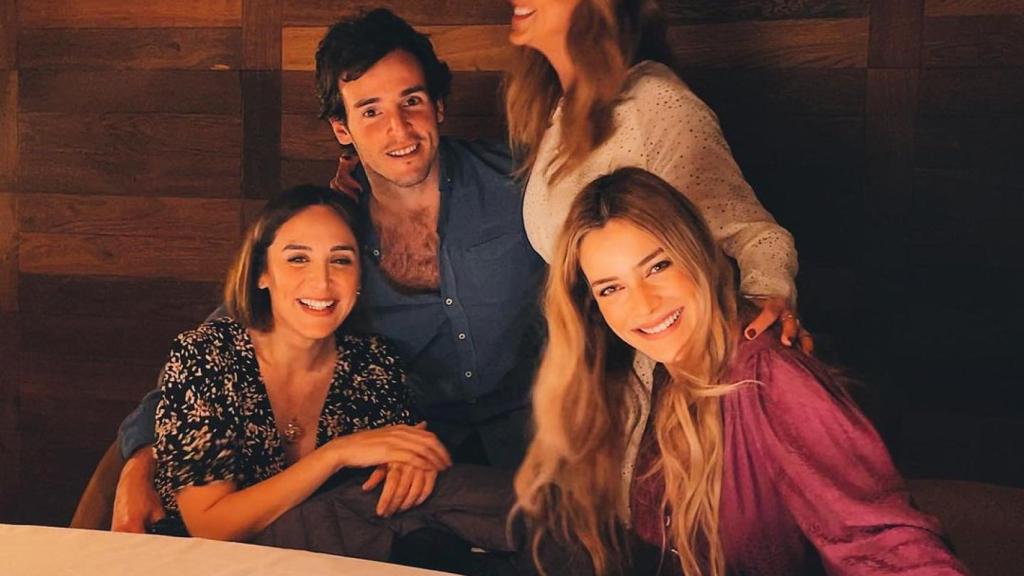 Íñigo Onieva junto a su madre, Carolina, su hermana Alejandra y Tamara Falcó en una imagen de sus redes sociales.