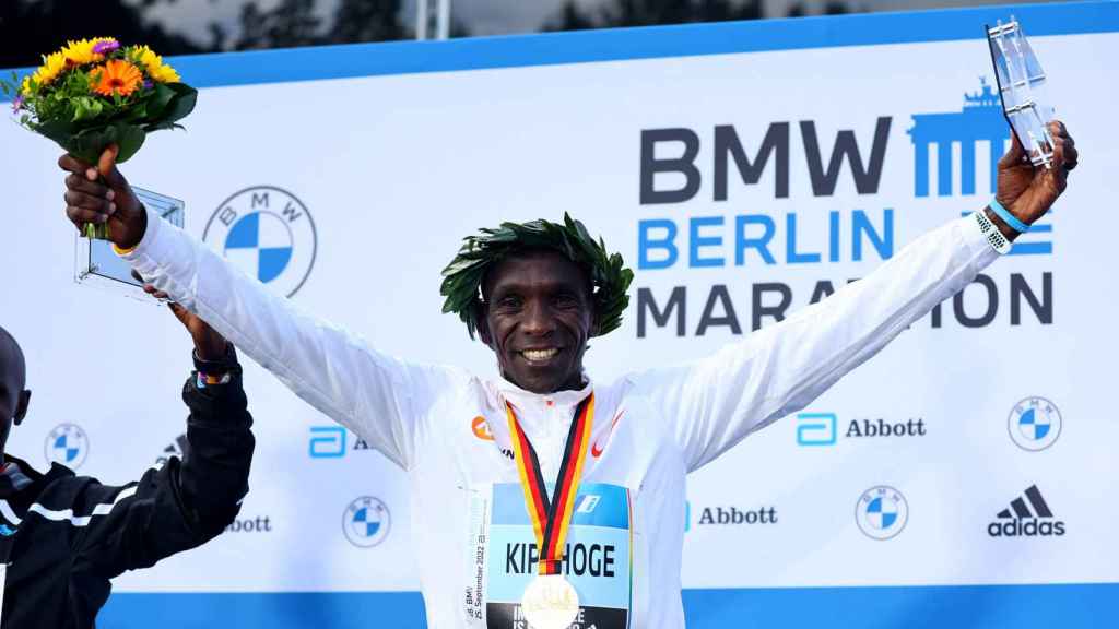 Kipchoge con el trofeo de vencedor de la Maratón de Berlín, uno de los atletas keniatas que no han dado positivo.