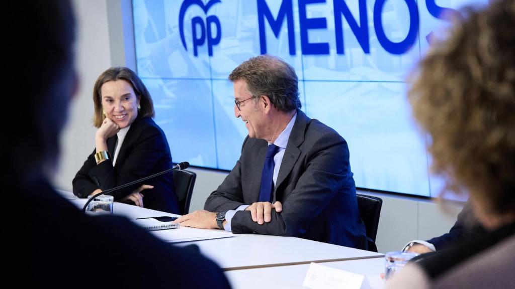 La secretaria general del Partido Popular, Cuca Gamarra, y el presidente del Partido Popular, Alberto Núñez Feijóo, conversan durante la reunión del Comité Ejecutivo Nacional del PP.