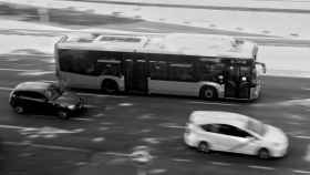 Un autobús circula en la ciudad.