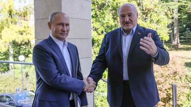 El presidente de Rusia, Vladímir Putin, estrecha la mano al de Bielorrusia, Alexander Lukashenko, este lunes en Sochi.