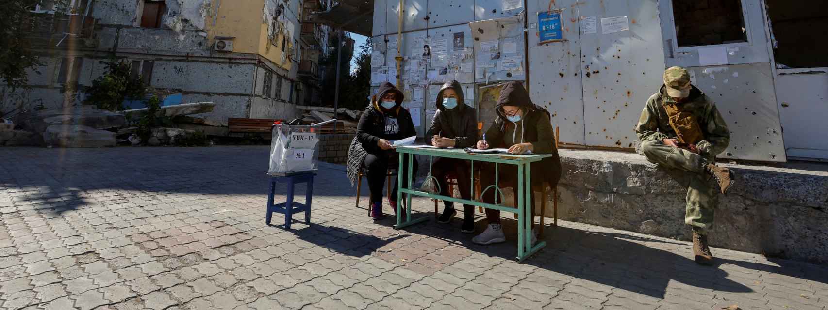 Miembros de una mesa electoral en Mariúpol durante el referéndum de anexión.