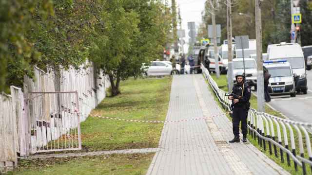 Un policía armado en la puerta del colegio donde se ha producido el tirotea en Rusia.