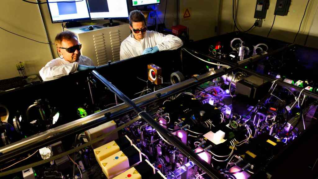 Científicos poniendo a prueba HERCULES, el láser predecesor de ZEUS