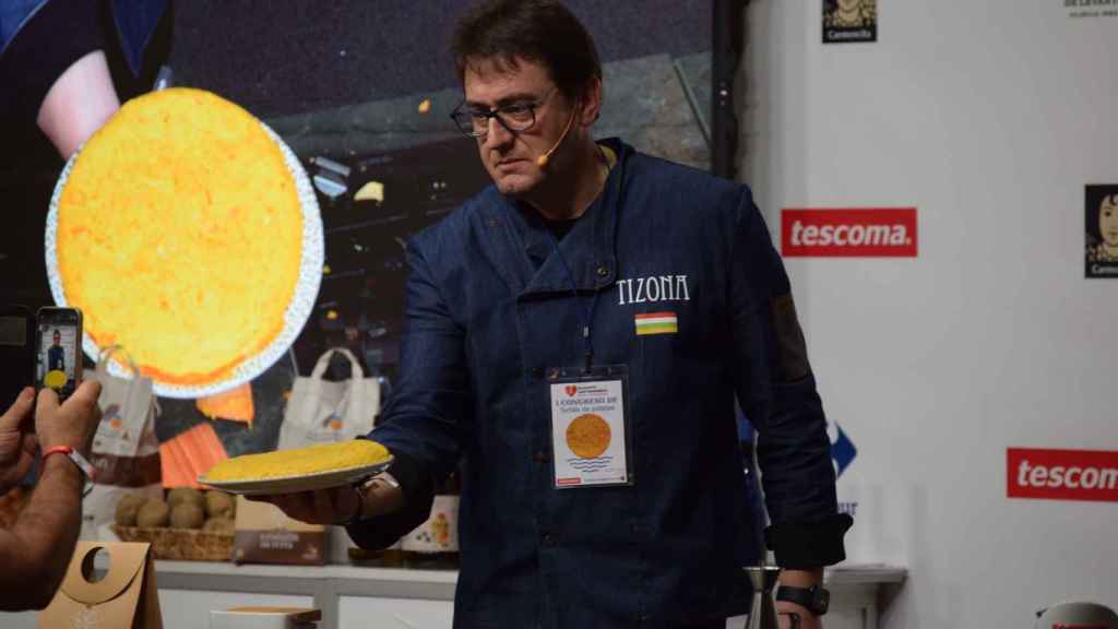 Carlos Olabuenaga, chef del restaurante Tizona, presentando este domingo la tortilla que ha ganado el concurso.