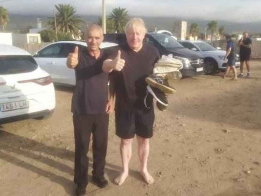 El ex primer ministro, descalzo y con bañador y camiseta, saliendo de la playa.