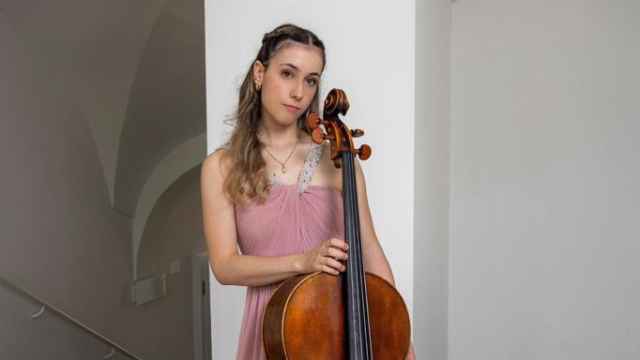 Celia, la extremeña prodigio del violonchelo que acabó el Bachillerato a los 15 años y la carrera a los 17