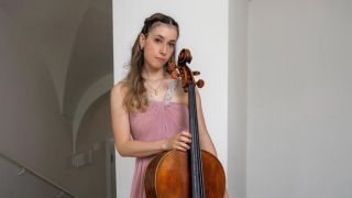 Celia, la extremeña prodigio del violonchelo que acabó el Bachillerato a los 15 años y la carrera a los 17