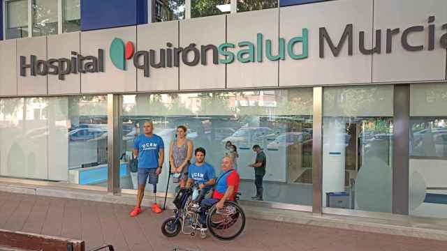 Jugadores del equipo de baloncesto UCAM Murcia BSR en la puerta de Quirón Salud Murcia