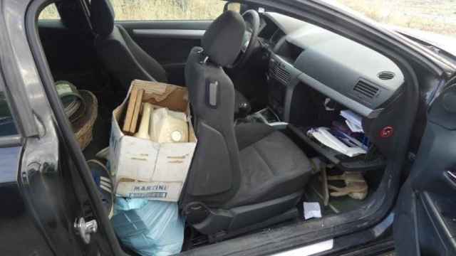 Imagen del coche con los objetos robados dentro