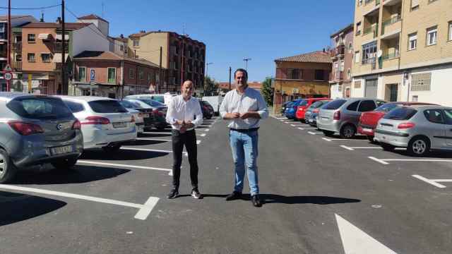 El alcalde de Santa Marta, David Mingo, visita el nuevo aparcamiento público en superficie