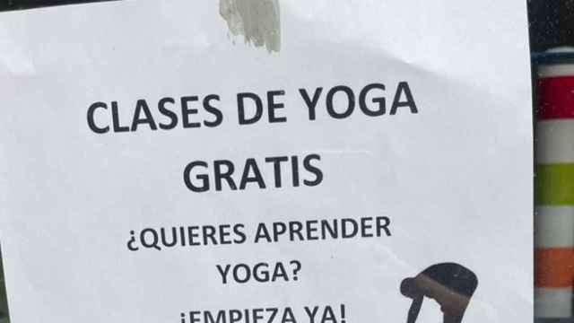 El cartel viral anunciando las clases de yoga gratis