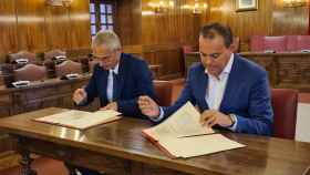 El presidente de la Diputación de Zamora, Francisco Requejo; y el rector de la Usal, Ricardo Rivero, firman el acuerdo de colaboración