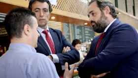 El presidente del PP de Castilla-La Mancha, Paco Núñez, junto a otras personas este martes en Cuenca