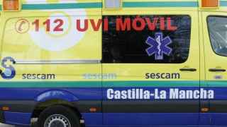 Trasladan a una joven al hospital tras caer con su turismo por un terraplén de 30 metros en Guadalajara