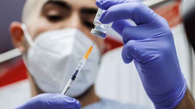 Un enfermero prepara una inyección de la vacuna de la dosis Moderna durante el inicio de la administración de la cuarta dosis de la vacuna  en Madrid.