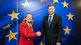 La vicepresidenta Nadia Calviño, durante su reunión este lunes en Bruselas con su homólogo en la Comisión, Valdis Dombrovskis