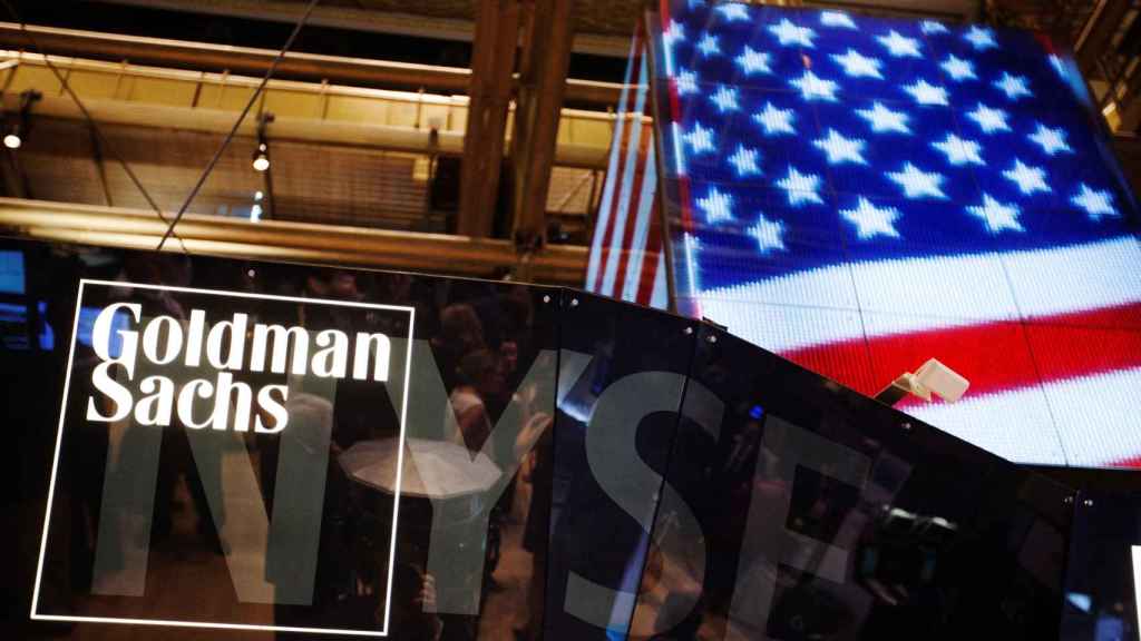 Logo de Goldman Sachs en una pantalla de la Bolsa de Nueva York.