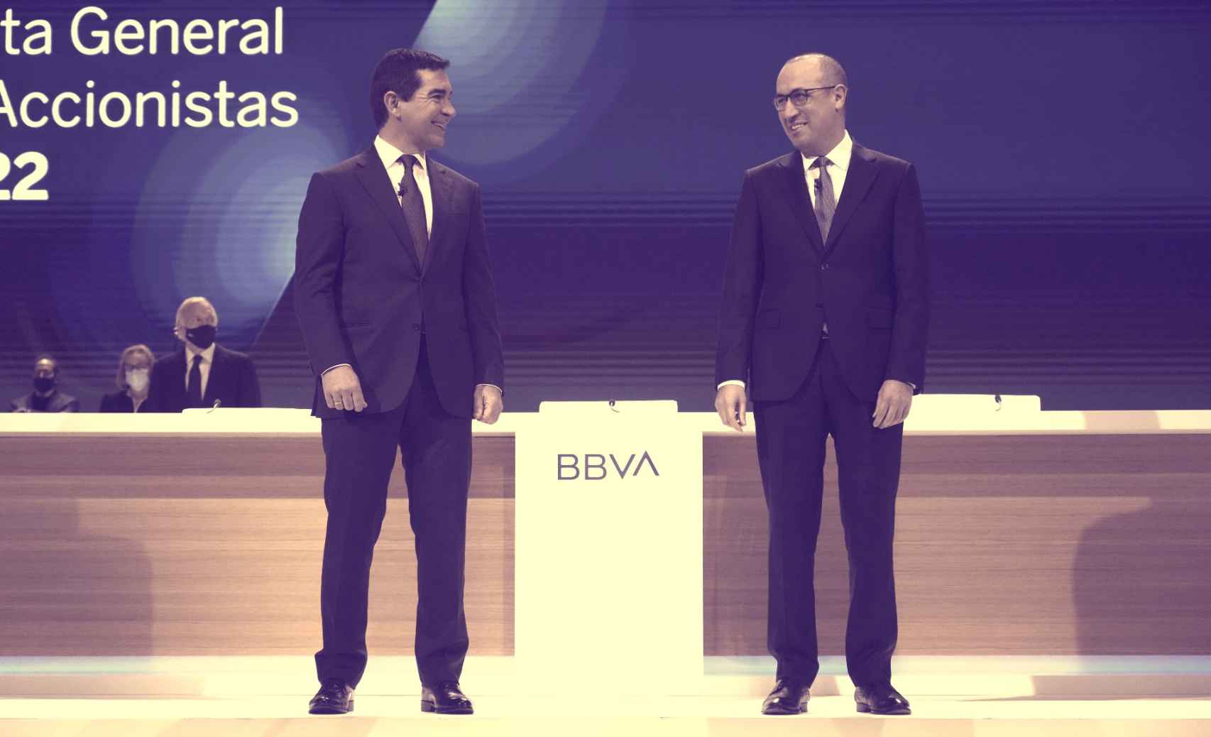 El presidente de BBVA, Carlos Torres, y el consejero delegado, Onur Genç.