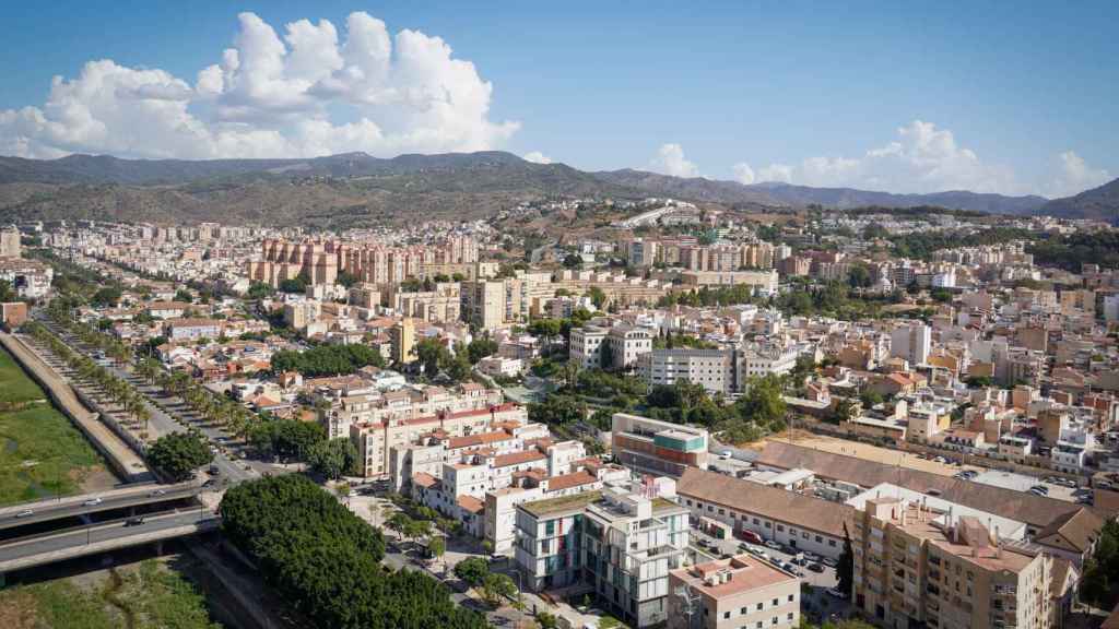 Vista de la zona norte de Málaga y del parque natural de los Montes.