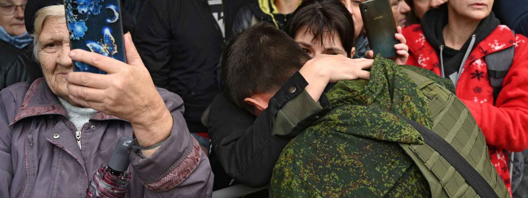 Los reservistas de Rusia se despiden de sus familias.