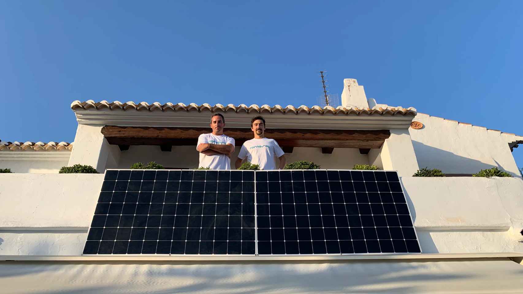 Así puedes ahorrar un 50% en tu factura de la luz: los paneles solares  españoles para poner en el balcón