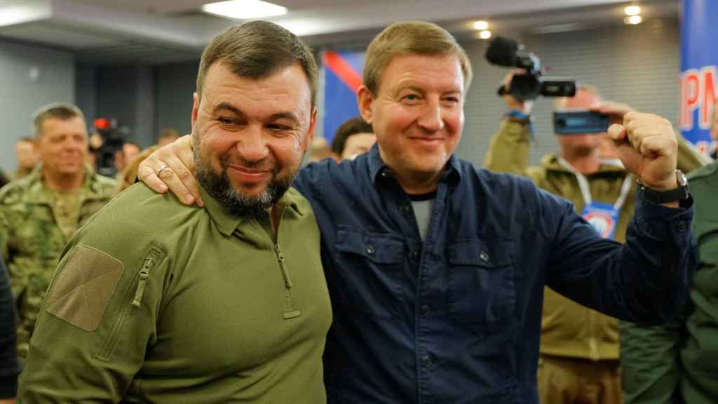 Denis Pushilin, líder de Donetsk (i) y Andréi Turchak, secretario general de Rusia Unida (d).