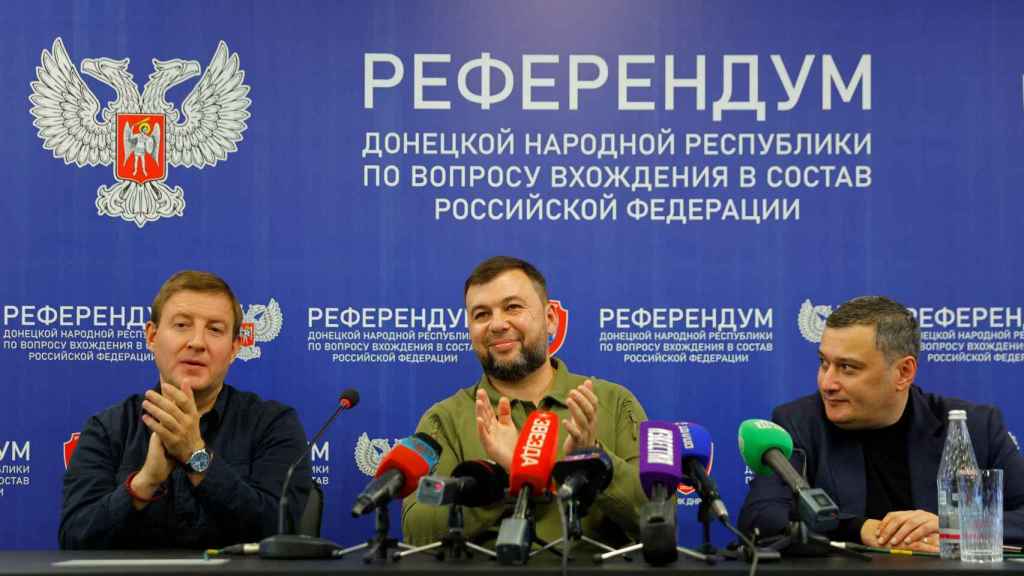 Andréi Turchak, secretario general de Rusia Unida (i), Denis Pushilin, líder de Donetsk (c) y Alexander Khinshtein, diputado de la Duma (d) en una rueda de prensa para dar a conocer los resultados de los referendos.
