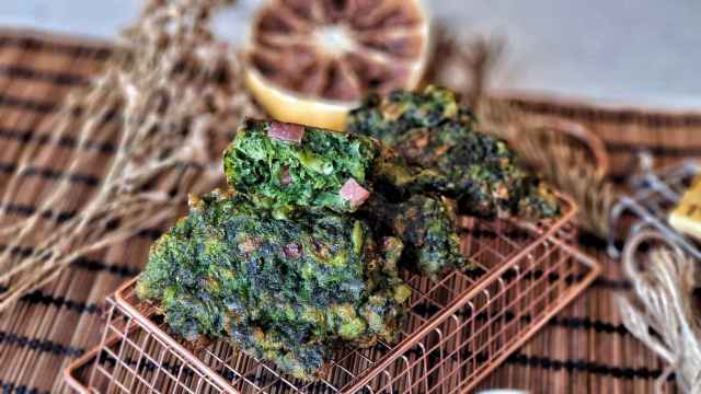 Buñuelos de acelga, una receta perfecta para comer verduras de aperitivo