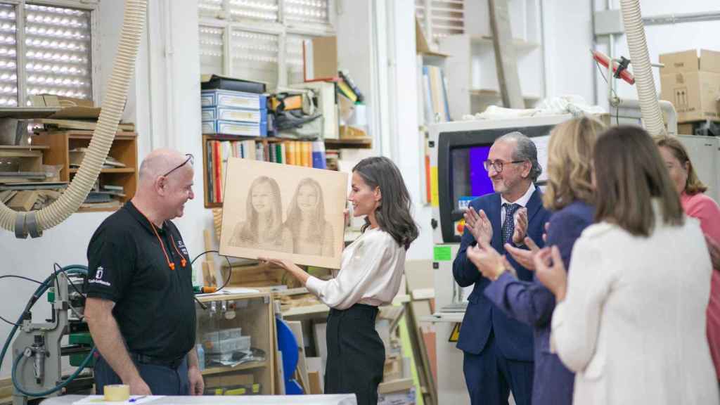 La reina Letizia observa el regalo de madera que le han hecho en Albacete. Foto: JCCM.