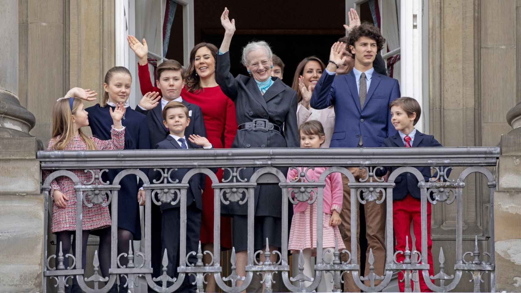 La reina, con sus hijos, nueras y nietos.