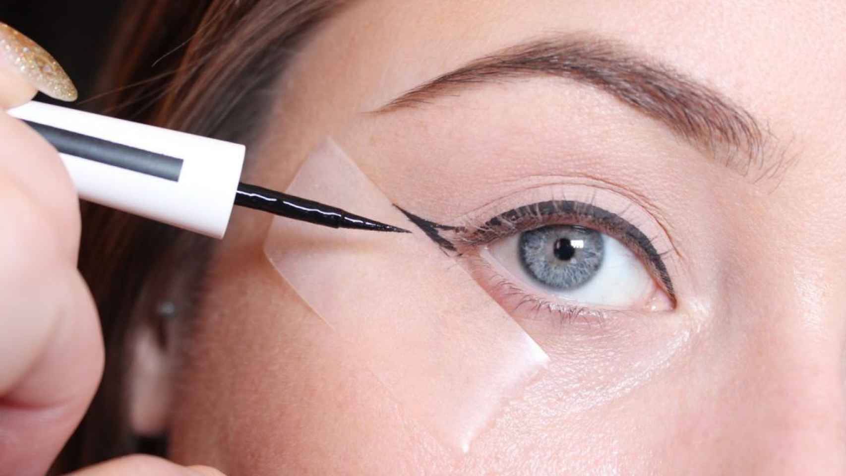 Eyeliner: los trucos caseros para hacerte la raya del ojo en un minuto