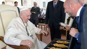 El papa Francisco, junto a los directivos de Humildad y Paciencia.