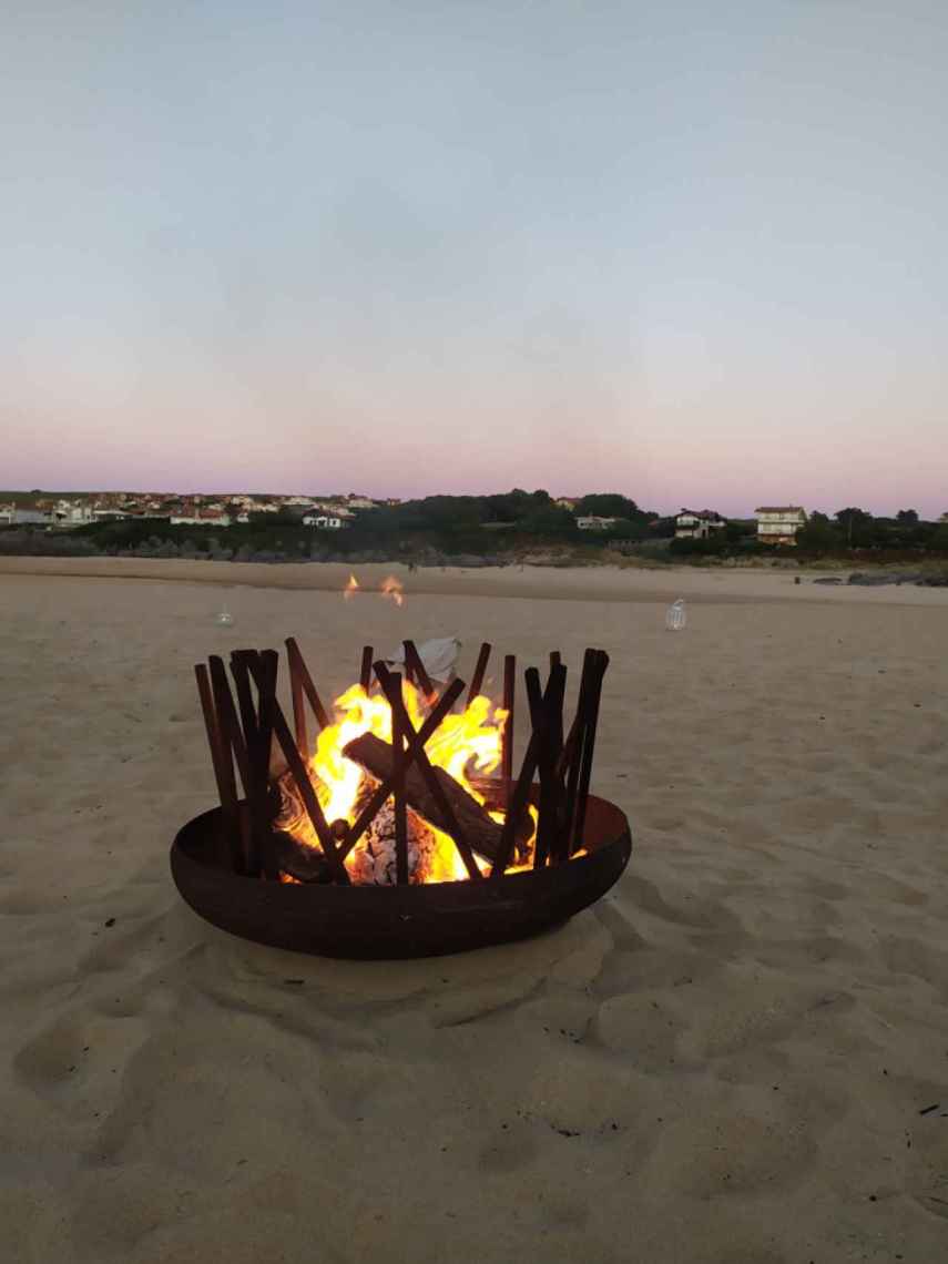 Un pequeño fuego en la playa de Ajo.