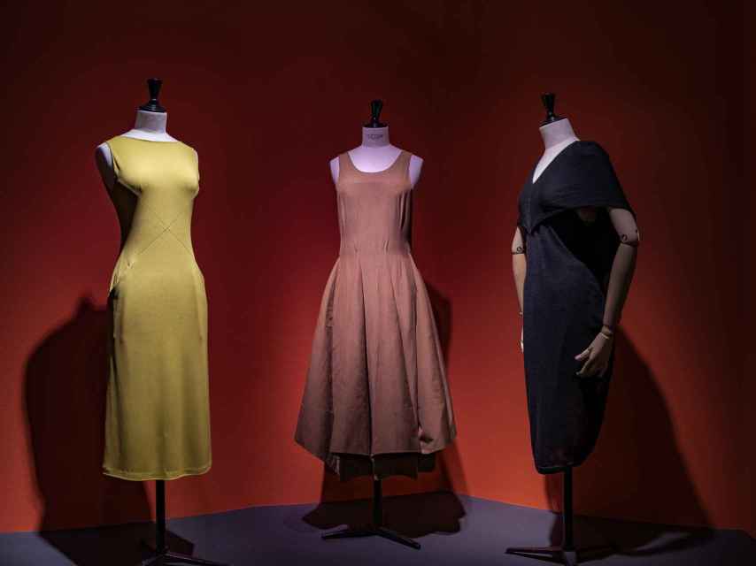 Tres vestidos de la exposición sobre Sybilla.