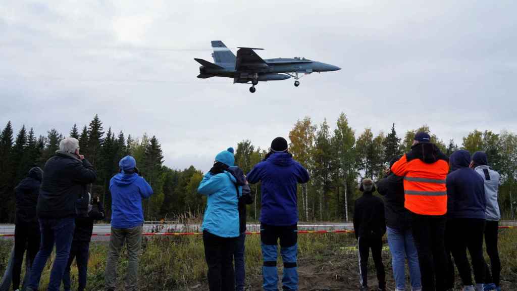 Finland has landed a fighter jet on an emergency highway for the first time in decades.