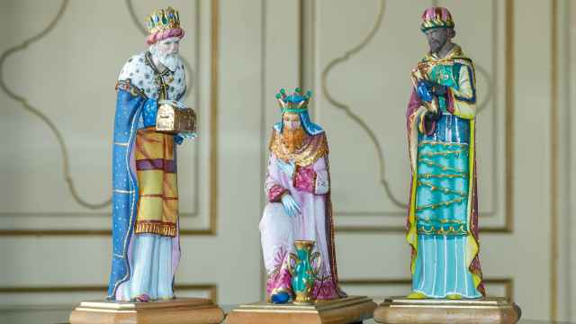 Los tres Reyes Magos, a escala 'pequeña' en el consistorio alicantino, este miércoles.