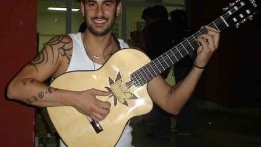 Melendi, al inicio de su carrera con la guitarra hecha por Bros en Gata de Gorgos (Alicante).