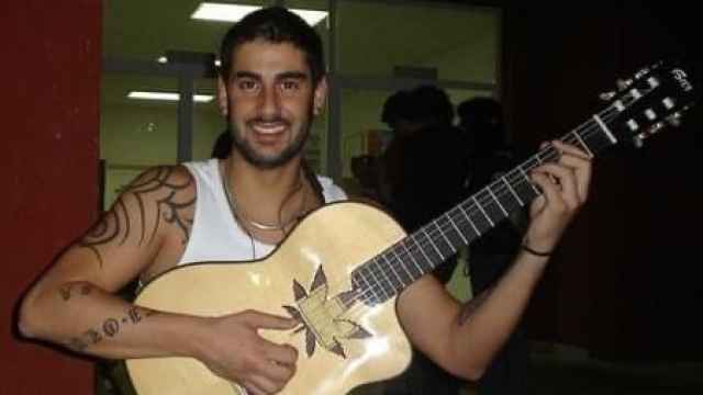 Melendi, al inicio de su carrera con la guitarra hecha por Bros en Gata de Gorgos (Alicante).