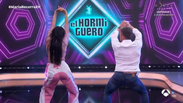 El divertido perreo de Pablo Motos y María Becerra en 'El Hormiguero': Me duele la espalda