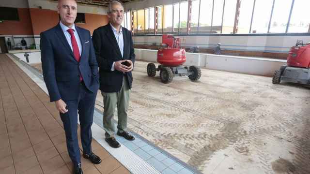 El alcalde de León, José Antonio Diez, y el concejal de Deportes, Vicente Canuria, visitan las obras del Estadio Hispánico de la ciudad, este miércoles.
