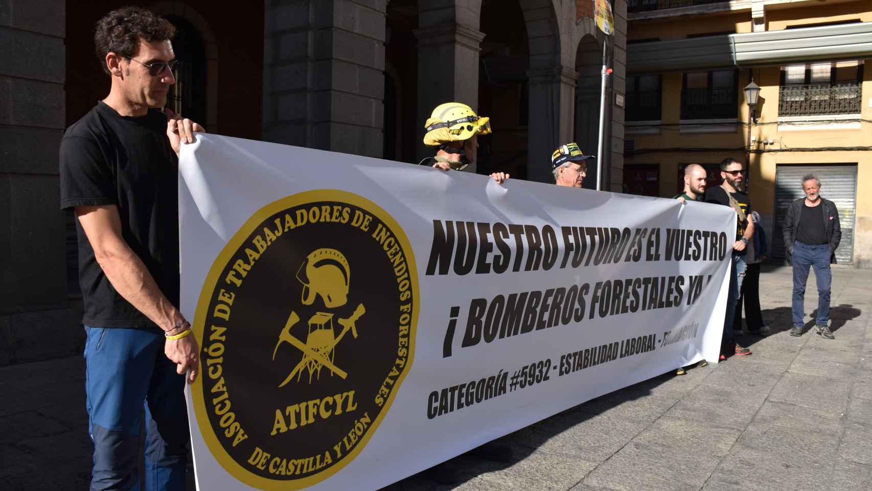 Llegada de los bomberos forestales a Zamora en su protesta por etapas hasta Valladolid